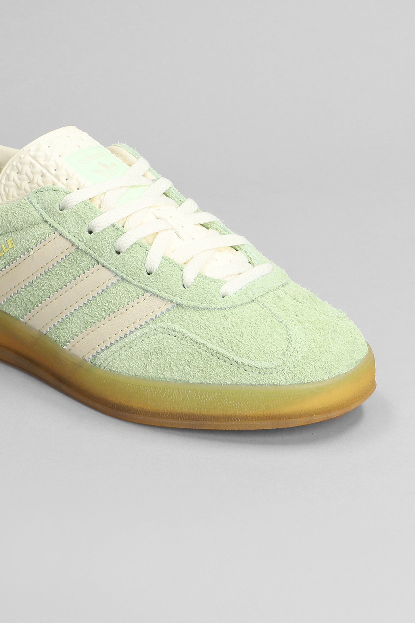 Sneakers in green suede